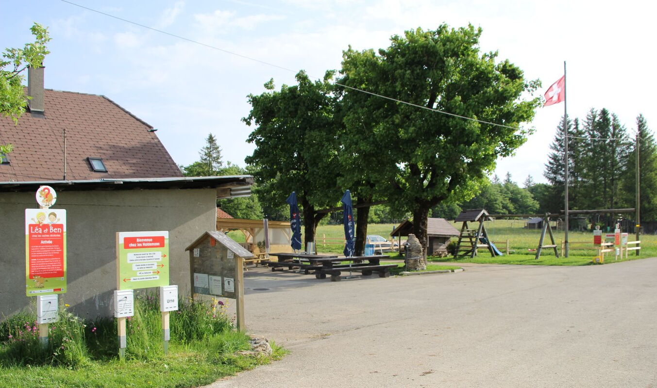 Kinder versuchen am Spielposten "Ist Abfall gefährlich für Kühe?" eine Getränkedose in einen Mülleimer zu werfen.
