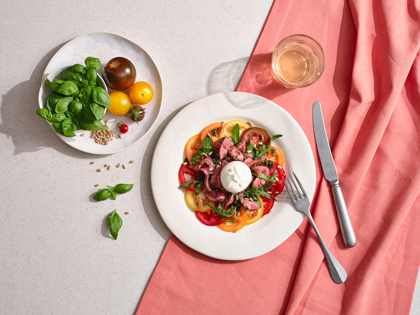 Steak de flanc Natura-Beef avec des tomates, roquette, accompagné d'un pesto au basilic | Photo : hurrah GmbH