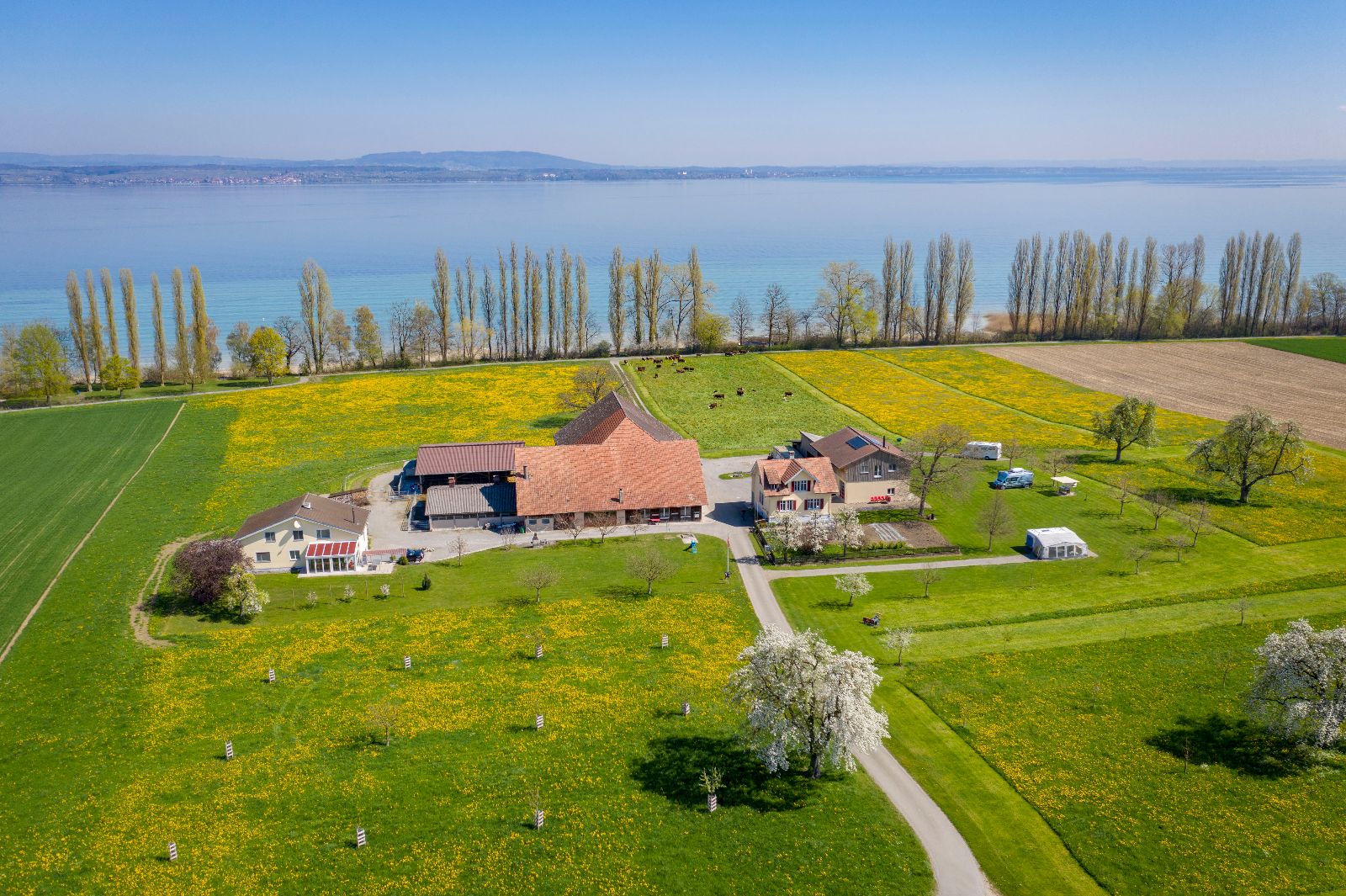 Inutile de partir loin quand on a la chance de vivre dans un endroit aussi idyllique. La famille Berger partage son éden avec les vacanciers et les invités aux mariages. (Photo : Oliver Kirstein)