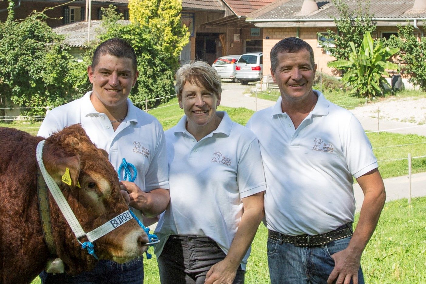 Elia, Anita et Franz Burri (de g. à dr.) exploitent ensemble la ferme. (Photo : màd)